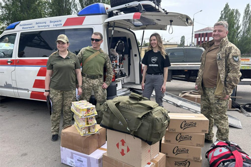 “Ми тут – Wir sind hier” разом із волонтерами громадської організації “Київ Дефендерс” передали карету швидкої допомоги